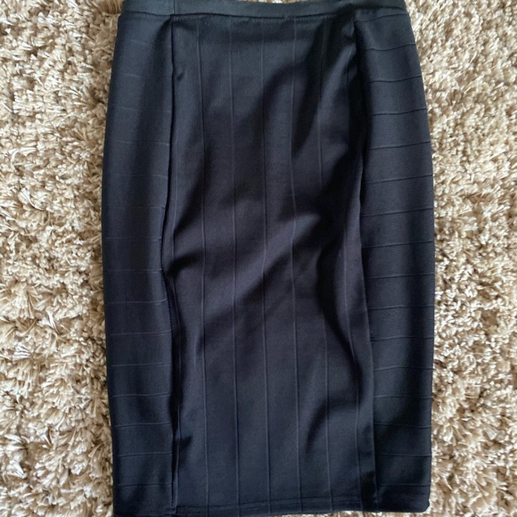 Black tight material pencil skirt - Picture 3 of 3